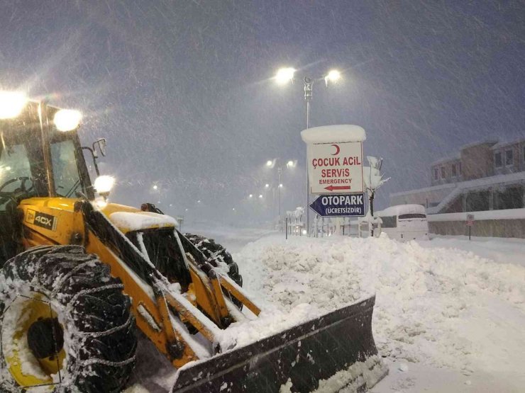 Düzce Üniversitesi karla mücadelede 24 saat çalışıyor