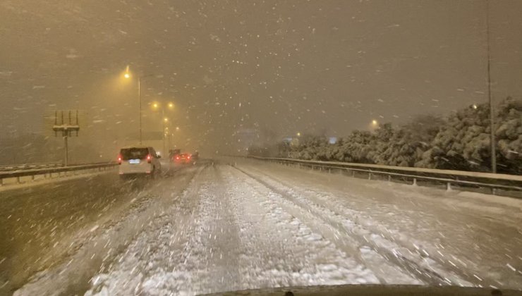 İstanbul’da TEM Otoyolu kar yağışı sonrası beyaza büründü, sürücüler güçlükle ilerledi