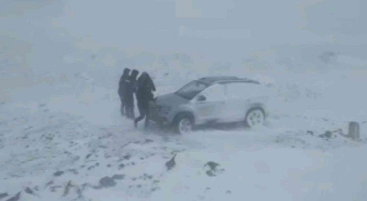 Diyarbakır’dan Şanlıurfa ve Elazığ güzergahı yolları yoğun kar ve tipi nedeniyle ulaşıma kapandı