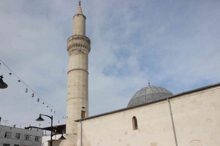 Kilis’te roketlerin hedefi olan camide saldırının izleri silindi