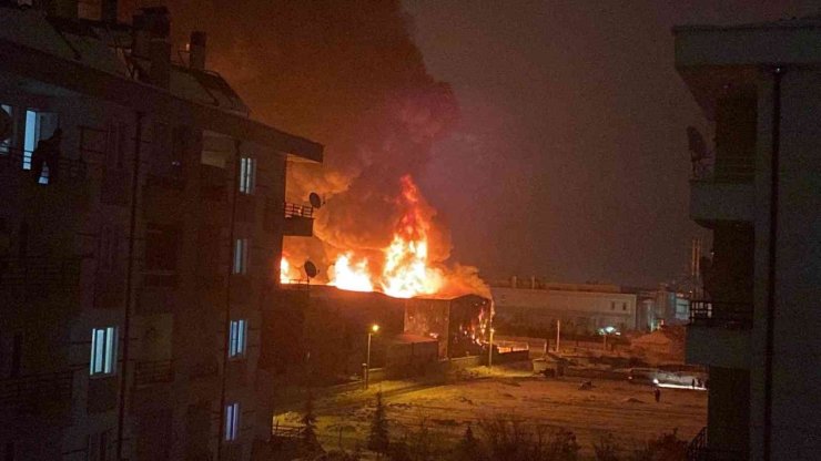Konya’nın merkez Karatay ilçesinde bulunan bir sünger fabrikasında yangın çıktı. Yangını söndürmek için çok sayıda itfaiye ekibi müdahale ediyor. Yangının mesai saati sonrasında başladığı içeride kalan kimse olmadığı belirt