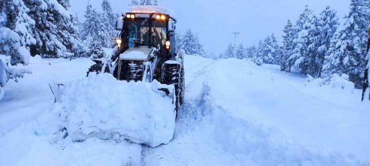 Mersin’de yoğun kar yolları kapattı, mahsur kalan vatandaşlar kurtarıldı