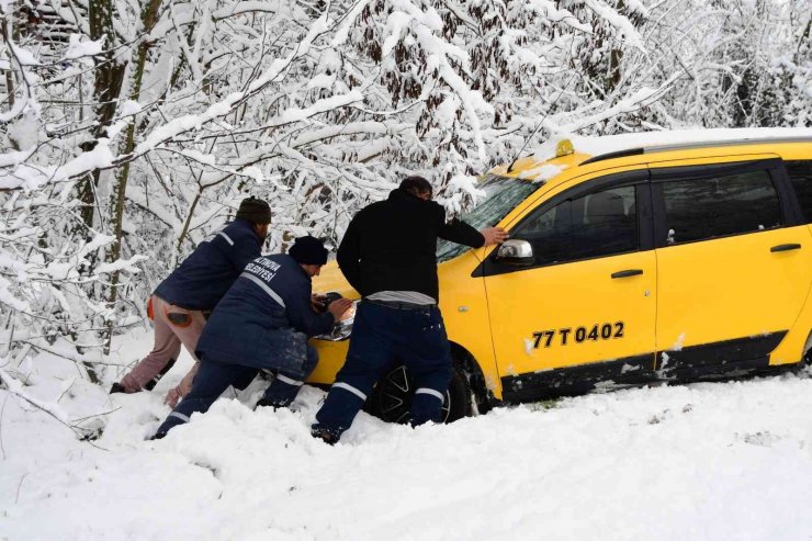 Yalova’da kar sebebiyle araçlar yoldan çıktı