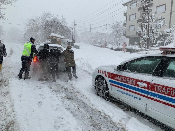 Jandarma ekipleri karla mücadelede vatandaşın yanında