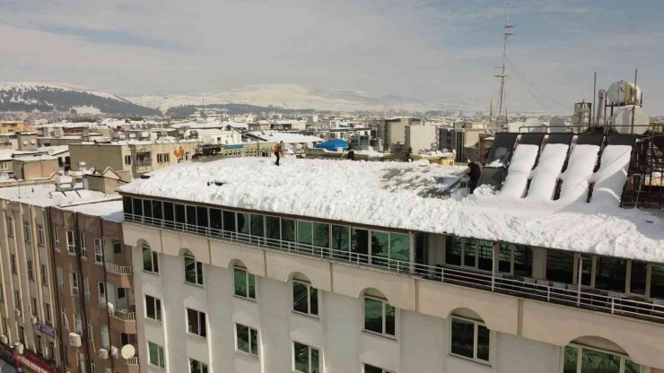 Vatandaşlar çatıda kar temizliyor