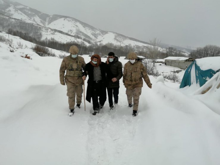 Mehmetçik, mahsur kalan yaşlı hasta için seferber oldu