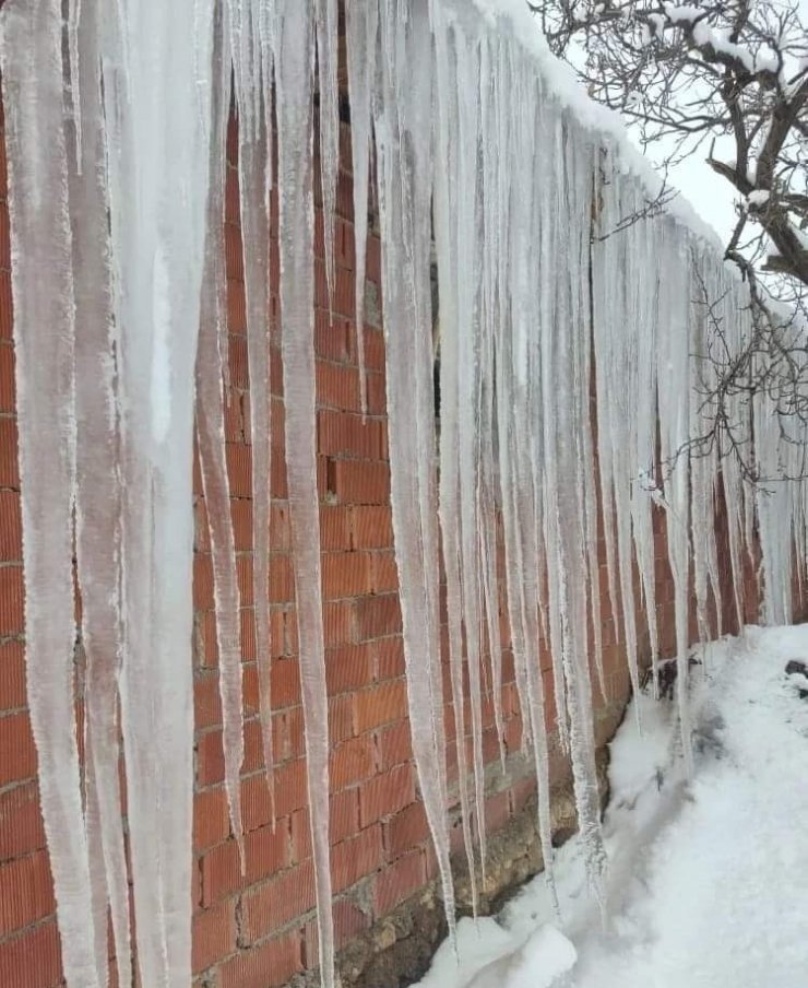 Çatılarda 2 metrelik buz sarkıtları oluştu