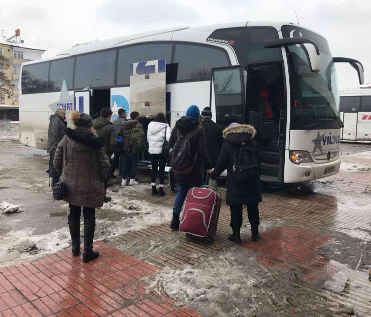 Elazığ’da otobüs seferlerinin açılmasıyla vatandaşlar otogara akın etti