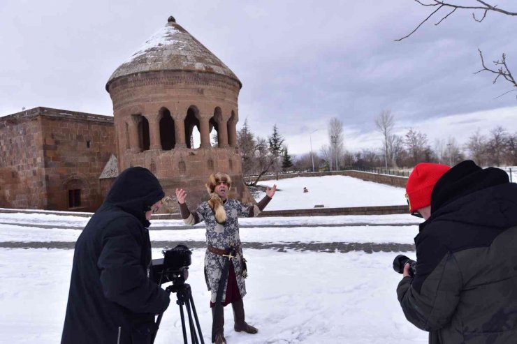 Sanatçı Gürhan Ötün, 1071 ruhunu anlatan türkünün klip çekimlerini Ahlat’ta yaptı