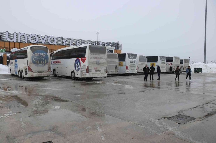 İstanbul’a gidemeyen yolcular saatlerdir Bolu’daki tesislerde bekletiliyor
