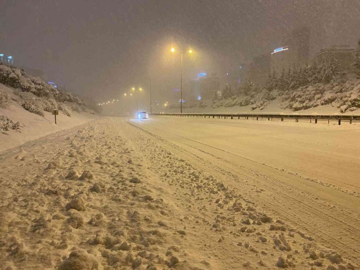 İstanbul’da TEM ve D-100 karayolu kar yağışı sonrası beyaza büründü, sürücüler güçlükle ilerledi