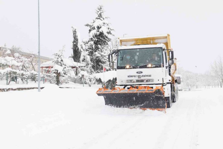Körfez Belediyesi, kar temizleme çalışmalarına devam ediyor