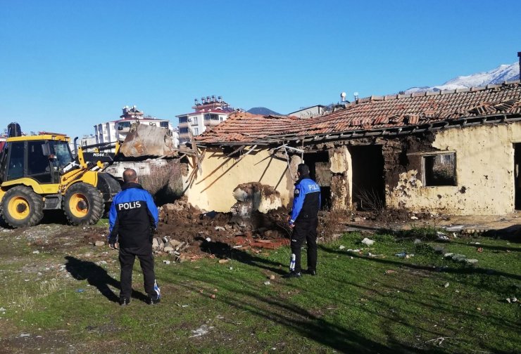 Osmaniye’de metruk binalar yıkılıyor