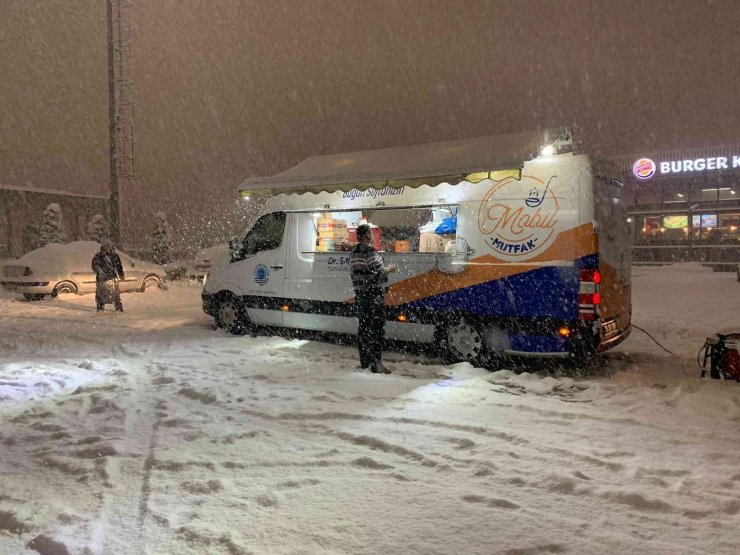 Tuzla Belediyesi, kar nedeniyle mahsur kalan vatandaşlara sıcak çorba ikramında bulundu
