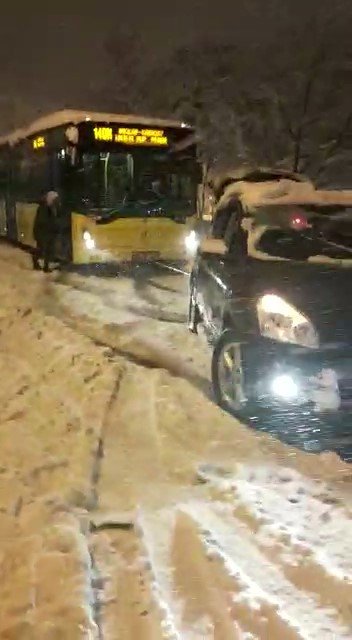 Üsküdar’da yolda kalan İETT otobüsünü otomobille bağlayıp çektiler