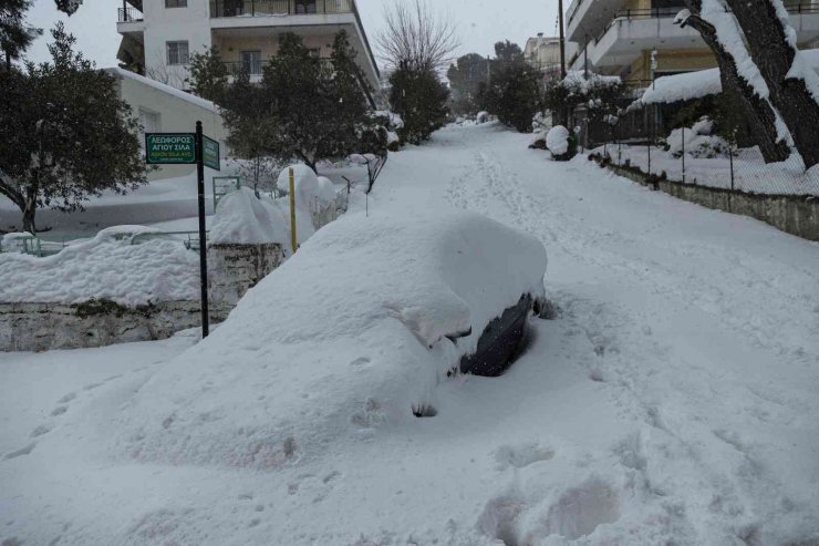 Yunanistan’da kar fırtınasında mahsur kalan sürücülere 2 bin euro ödenecek