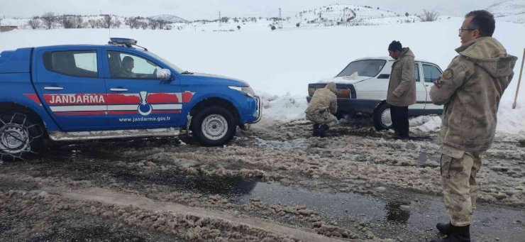 Jandarma ekipleri araçlarıyla mahsur kalanları kurtardı