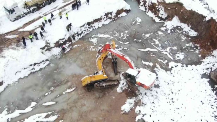 Ataşehir’de buz üstünde ilerleyen iş makinesi, buzların kırılmasıyla çukura düştü
