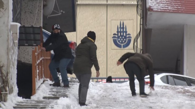 Buz pistine dönen sokakta vatandaşlar güçlükle yürüdü, 2 kişi düşüp yaralandı