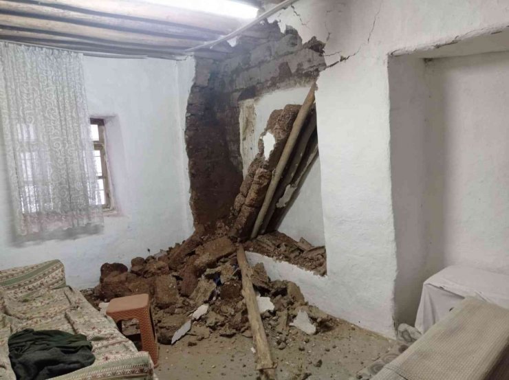 Kahta’da etkili olan kar evin duvarını yıktı