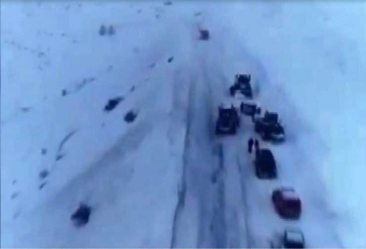 Erzurum’da kar yağışı sonrası düşen çığ karayolunu kapattı, ekipler seferber oldu