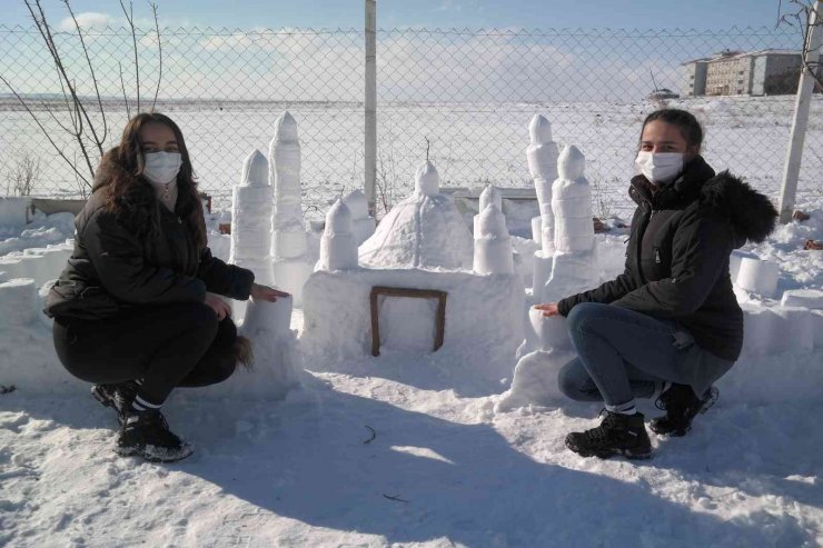 Herkes kardan adam yaparken onlar 8 minareli cami yaptı