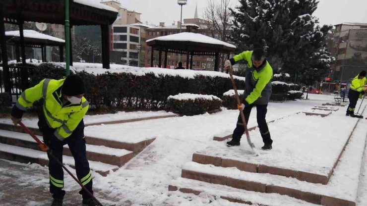 Kırıkkale Belediyesi’nin kar mesaisi sürüyor