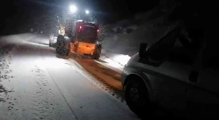 Siirt’te karda mahsur kalan 3 araç kurtarıldı