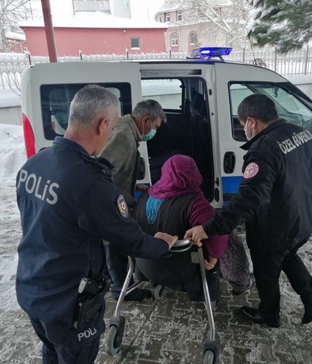 Hasta kadının yardımına polis koştu