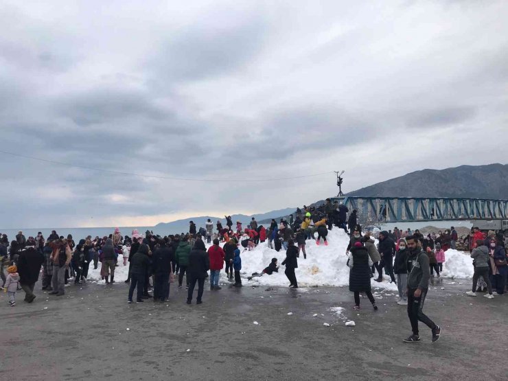 Mersin Büyükşehir Belediyesinden Bozyazılı çocuklara kar sürprizi
