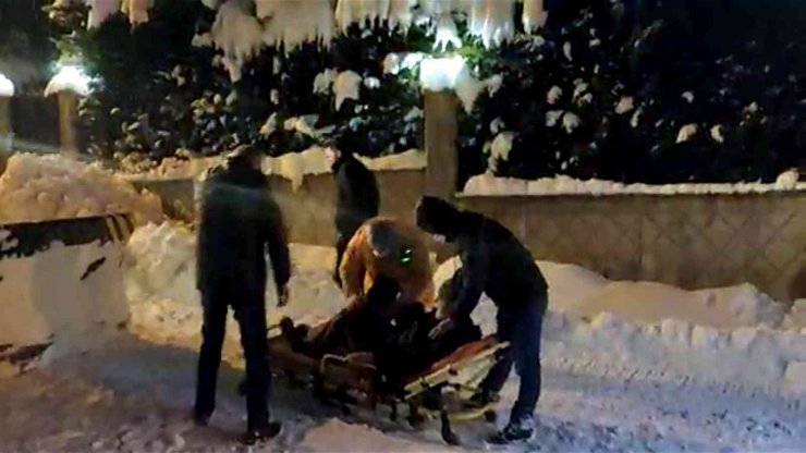 Karda mahsur kalan hasta üç saatlik uğraş sonucu kurtarıldı