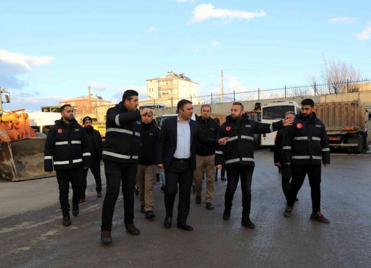 Büyükşehir Belediyesi Genel Sekreteri Çelikel karla mücadele ekiplerini ziyaret etti