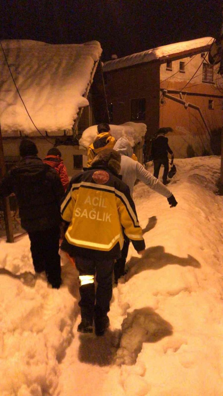 UMKE ekipleri kardan kapanan yolda kanser hastasını 600 metre sedyeyle ambulansa taşıdı