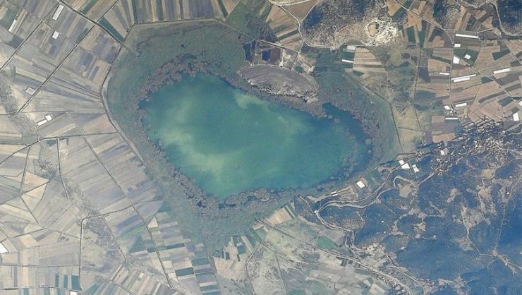 Kalp şekli ile dikkat çeken Gölhisar Gölü kısmen dondu