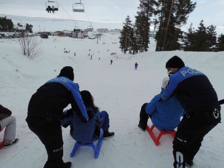 Kars TDP Iğdırlı öğrencilere Sarıkamış’ı gezdirdi