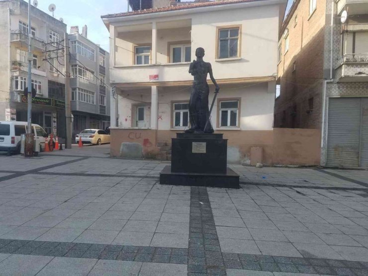 Uzunköprü’de Adalet Anıtı’nı ateşe veren zanlının akli dengesi yerinde olmadığı iddiası