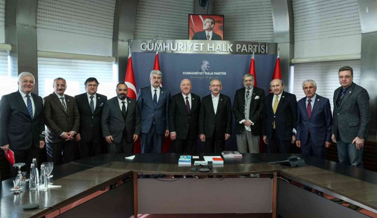 TGK, medyanın sorunları raporunu CHP Lideri Kılıçdaroğlu’na sundu
