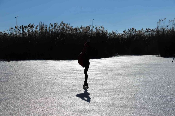 Buz tutan Eymir Gölü miniklerin paten pisti oldu