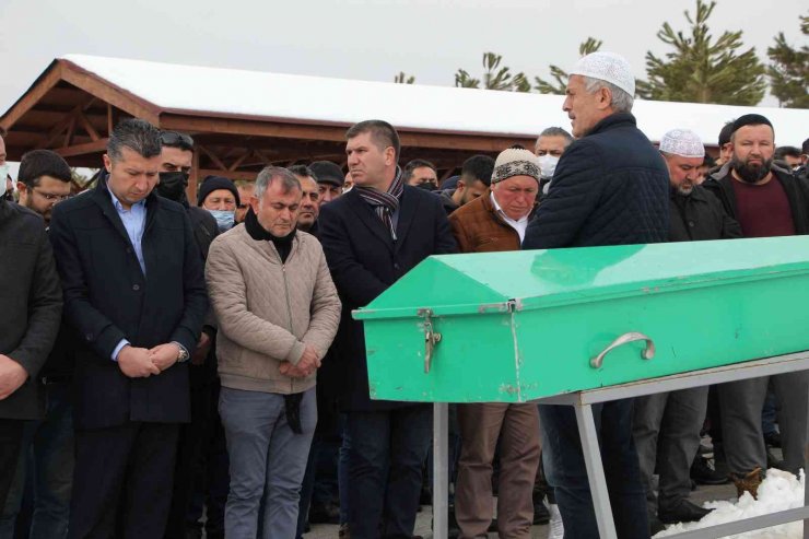 Kazada 3 arkadaşıyla birlikte ölen genç kız gözyaşları arasında toprağa verildi