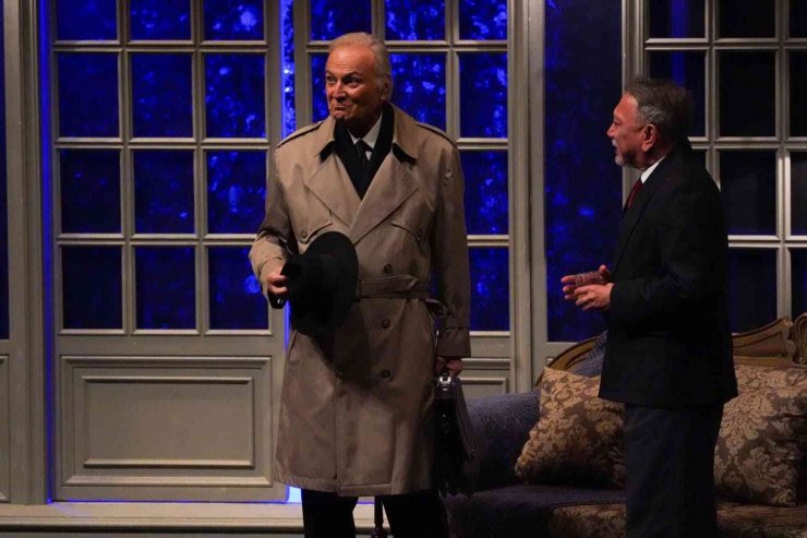 ’On Kişiydiler’ tiyatro oyunu ayakta alkışlandı