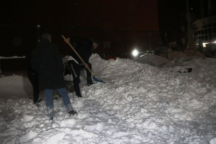 Bitlis’te öğretmenevi bahçesine çığ düştü: 7 araç kara gömüldü