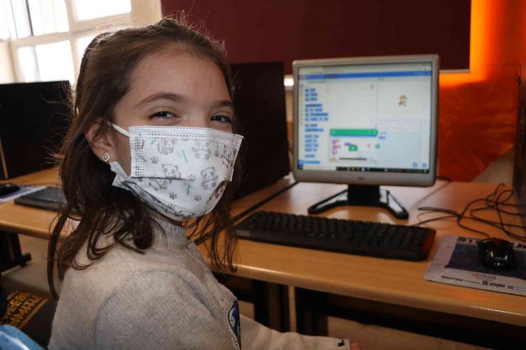 Teknoloji israfı böyle engellenir: Çöpe değil bilişim sınıfına gittiler