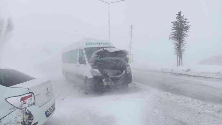 Erzurum’da zincirleme kazada 5 araç birbirine girdi, onlarca araç yolda kaldı