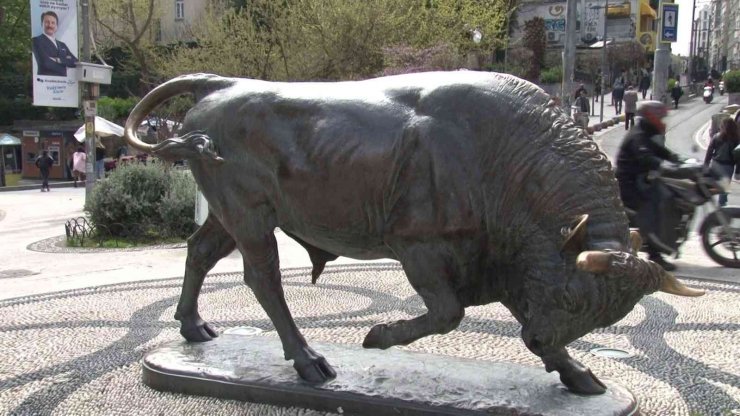 Kadıköy’ün sembolü Boğa Heykeli tahrip edildi