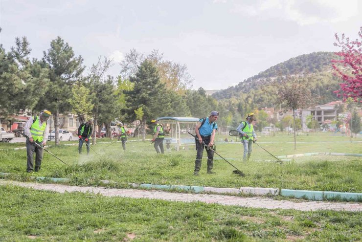 Kütahya’da park ve bahçelerde çim biçme çalışmaları