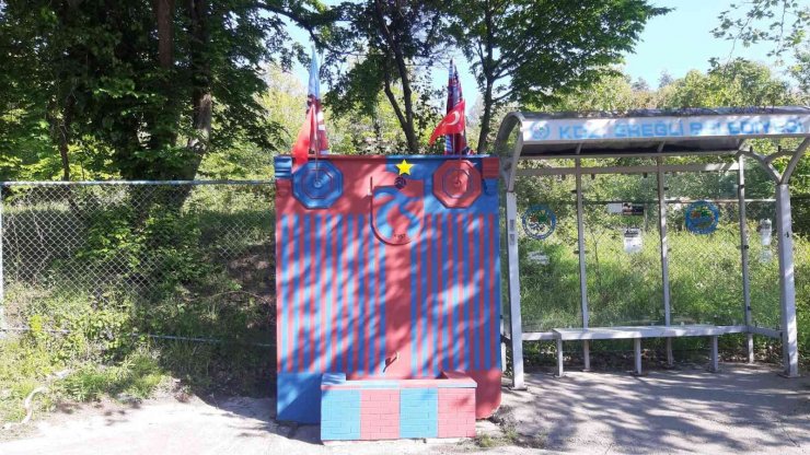 Fanatik çeşme bordo-mavi renklere boyandı