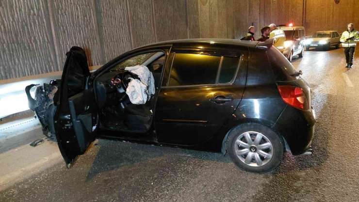 Samsun’da otomobil alt geçitte bariyere çarptı: 2 yaralı