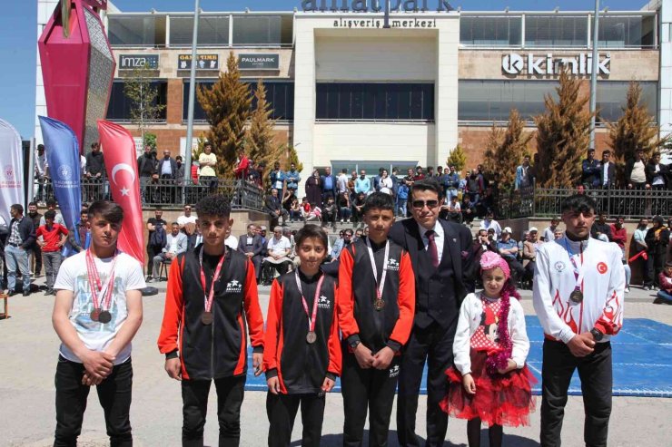 Ahlat’ta 19 Mayıs Atatürk’ü Anma, Gençlik ve Spor Bayramı coşkusu