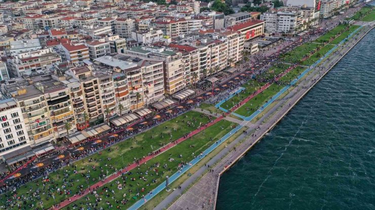 Binlerce İzmirli genç, 350 metrelik Atatürk posterini taşıdı