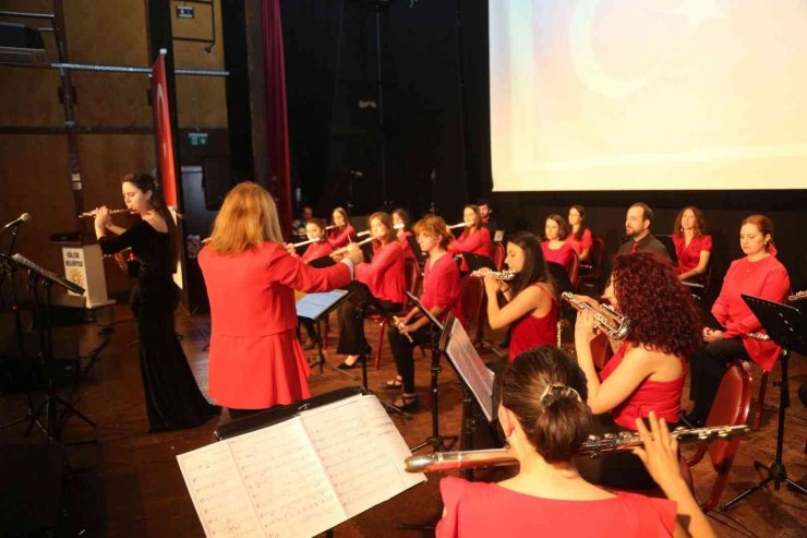 Marmara Flüt Orkestrası’nın Gölcük Marşı coşturdu